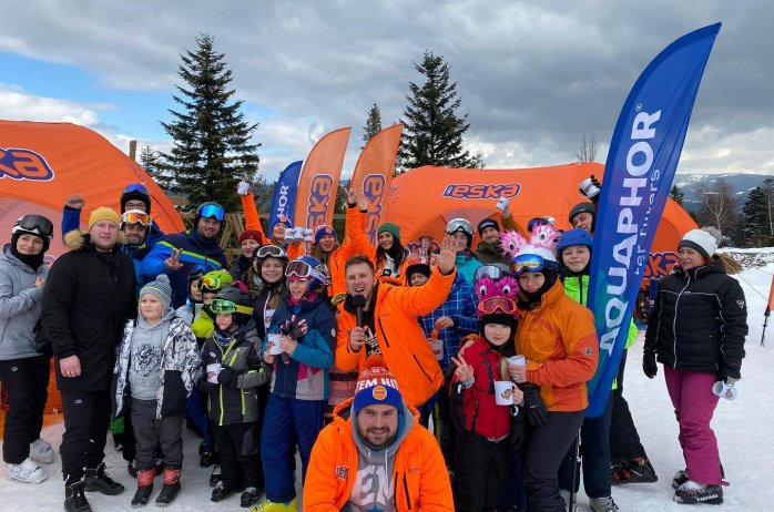 Narciarze w miasteczku Eska Winter City na Skolnitym